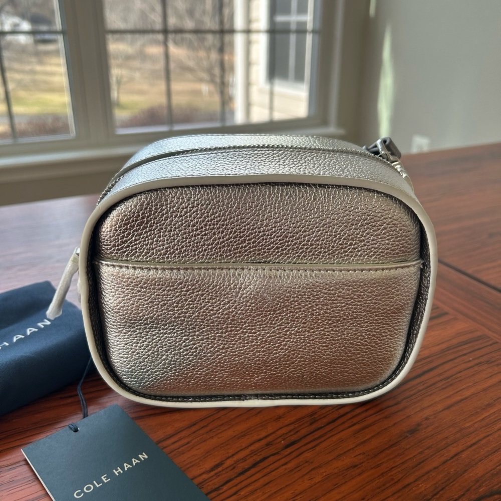 NWT COLE HAAN Grand Essentials Crossbody Camera Bag in Silver Gold - Picture 7 of 9